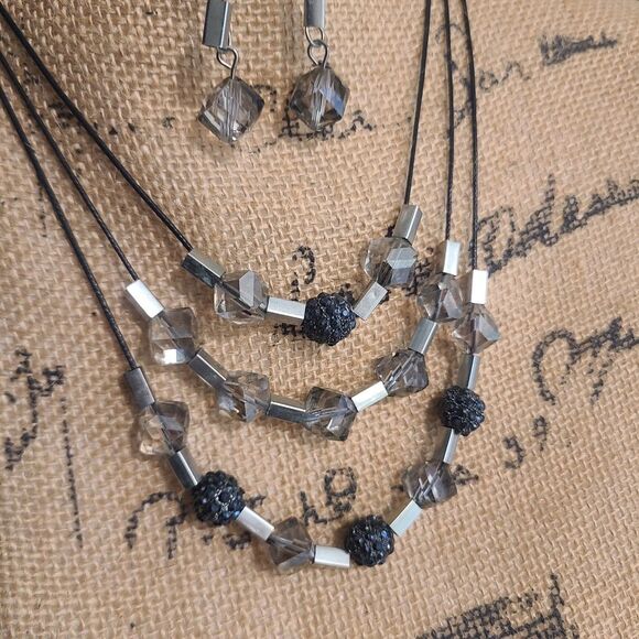 Elegant Silver and Black Beaded Jewelry Set With Necklace & Earrings - Picture 3 of 4